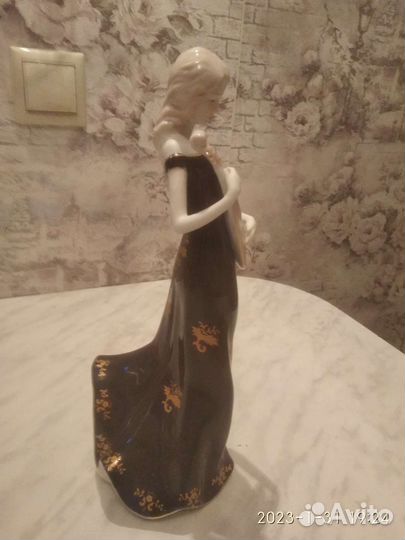 Фарфоровая девушка в красивом платье