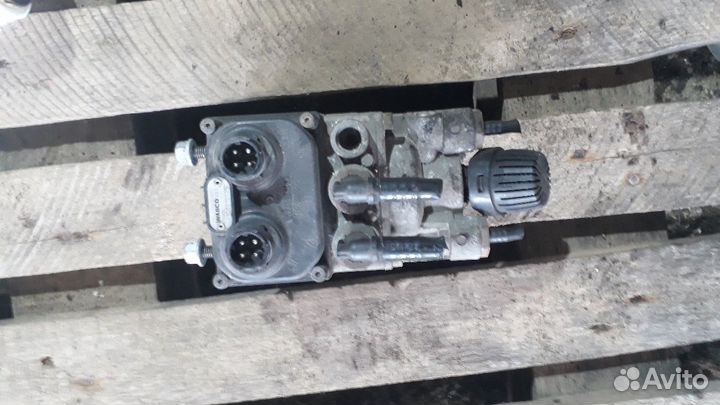 Кран тормозной главный Mercedes Benz