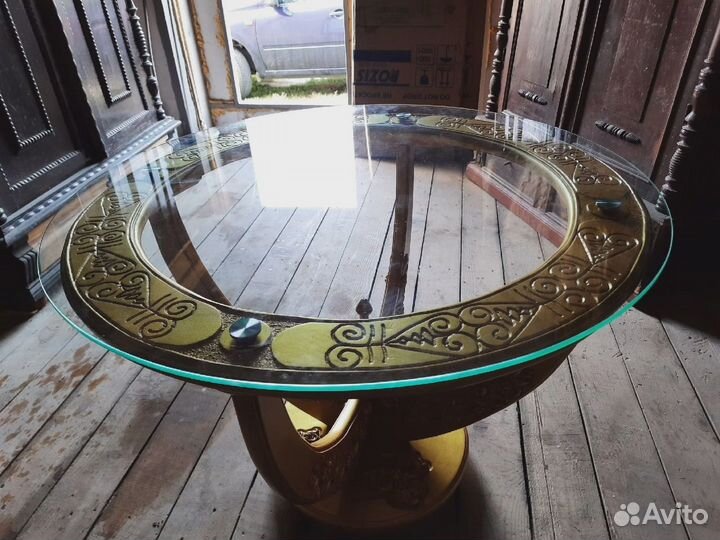 Мебель и картины