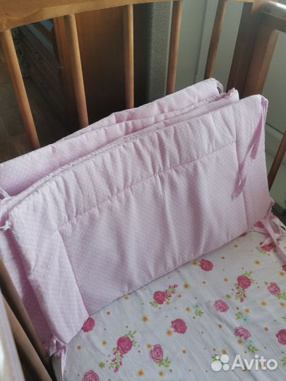 Детская кроватка с маятником