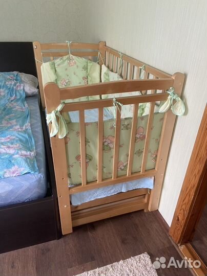 Детская кроватка с маятником