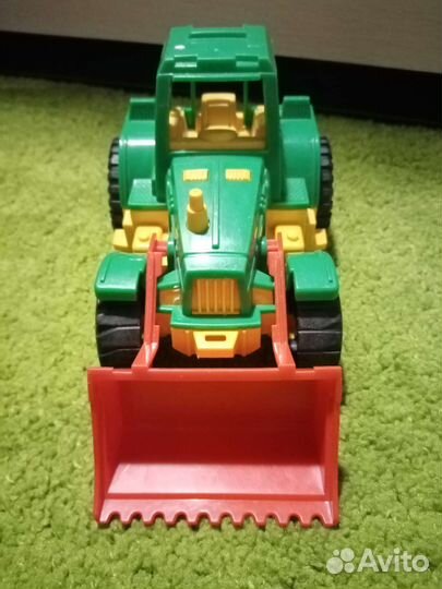 Трактор игрушка