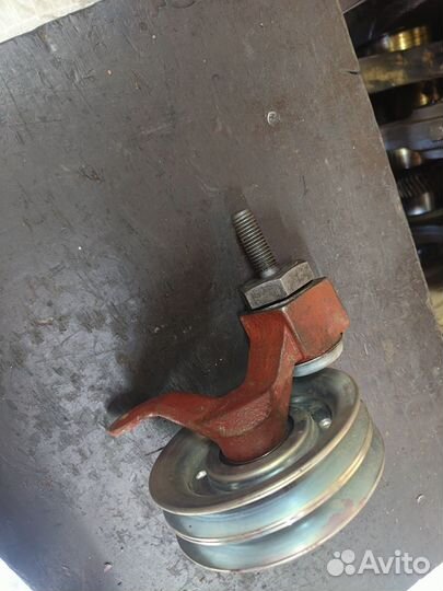 Кронштейн +ролик натяжителя ремня Volvo F12