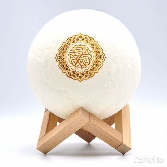 Лампа-луна, читающая Коран