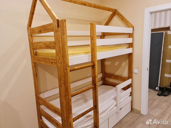 Двухъярусная кровать домик