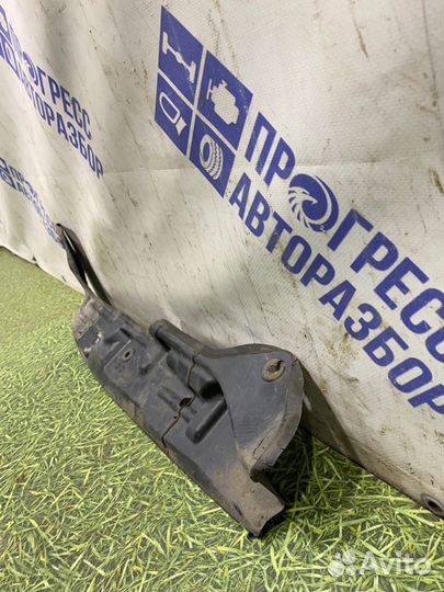 Пыльник крыла передний правый Audi A4 B6 седан 1.8