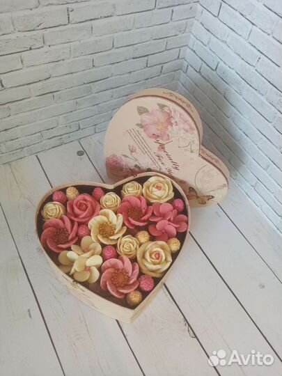 Букет в коробке сердце. Шоколадные розы