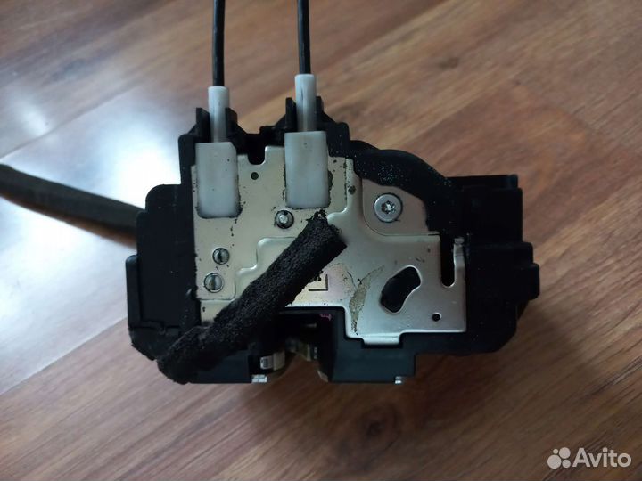 Замок двери передний левый nissan tiida