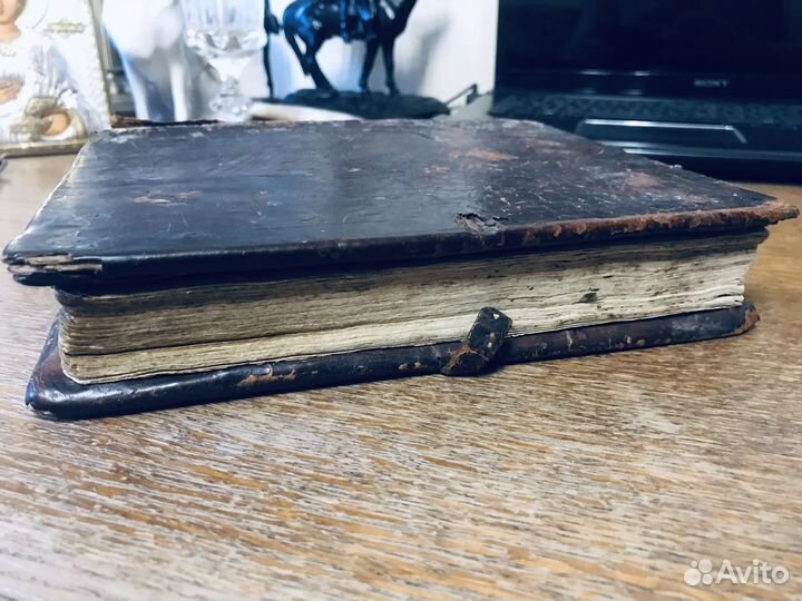 Старинная церковная книга