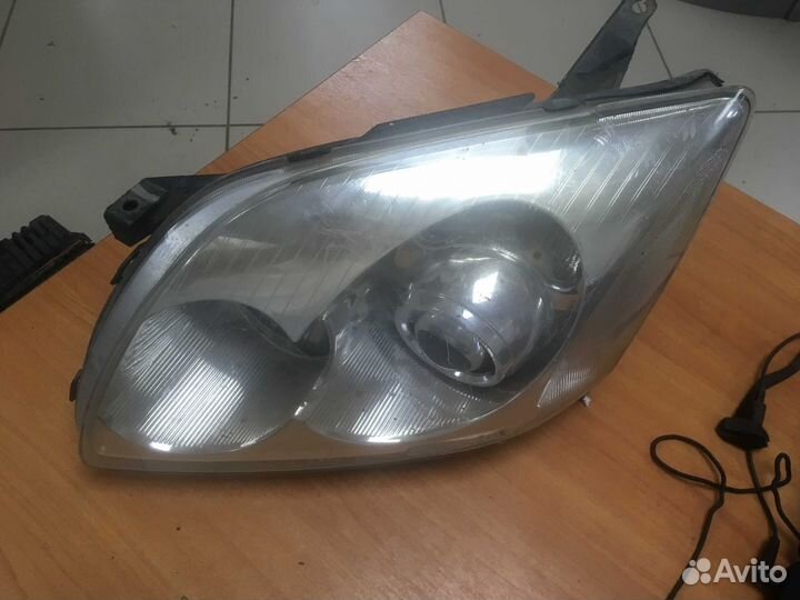 Фара левая Toyota Avensis T250