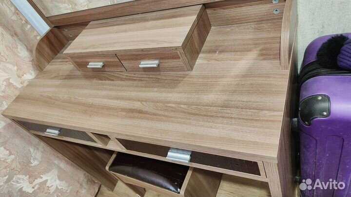 Туалетный столик с зеркалом и с пуфиком