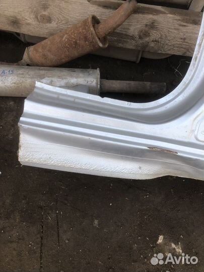 Центральная праввя стойка Hyundai Solaris