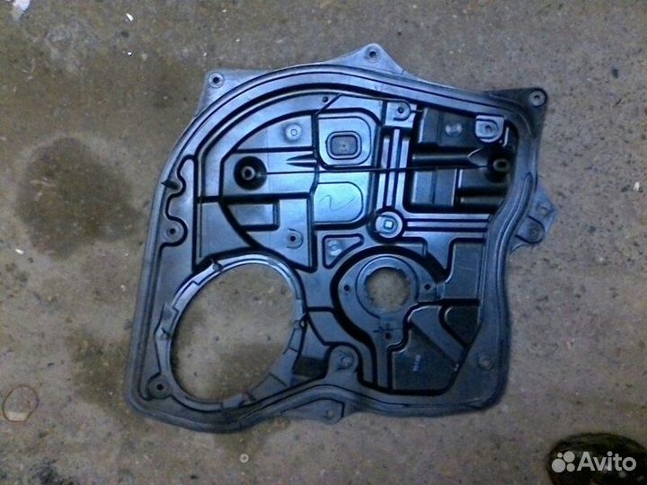 Кронштейн стеклоподъемника задний правый Mazda