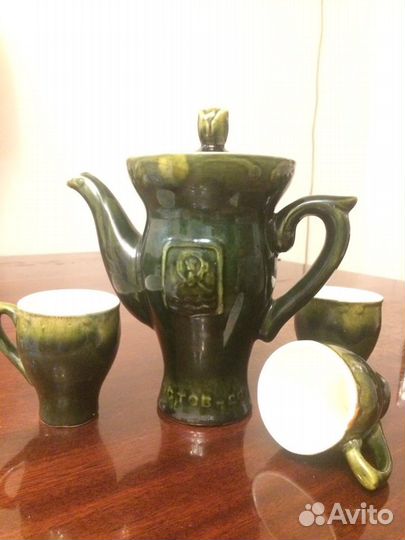 Кофейный сервиз: чайник и три чашки