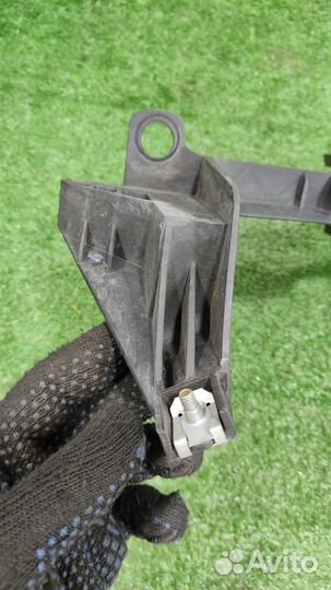 Кронштейн фары правой BMW X3 (E83) 2004