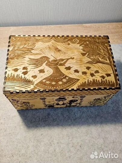 Деревянная шкатулка