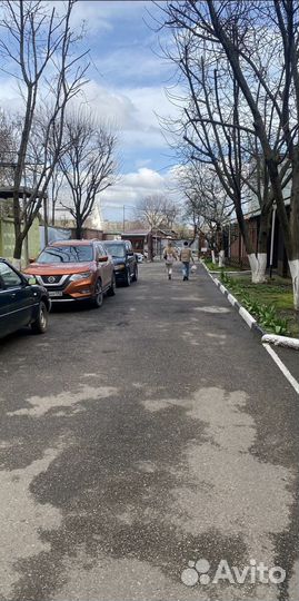 Охранник двора многоквартирного дома