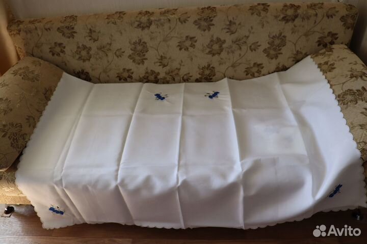 Белоснежная скатерть с салфетками