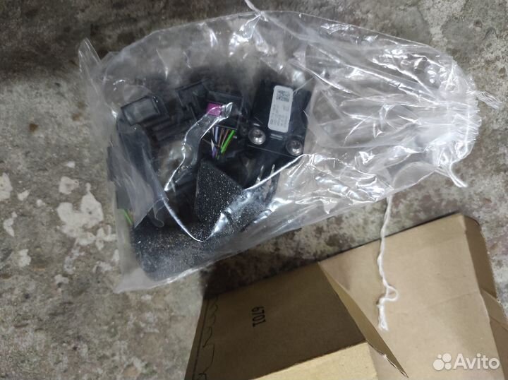 Продам VAG 5Q0713128A Микровыключатель (В наличии)