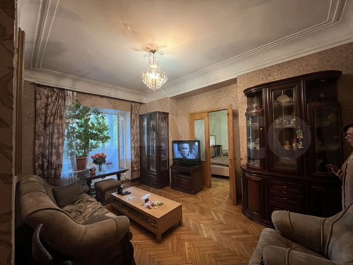 4-к. квартира, 93 м², 2/4 эт.