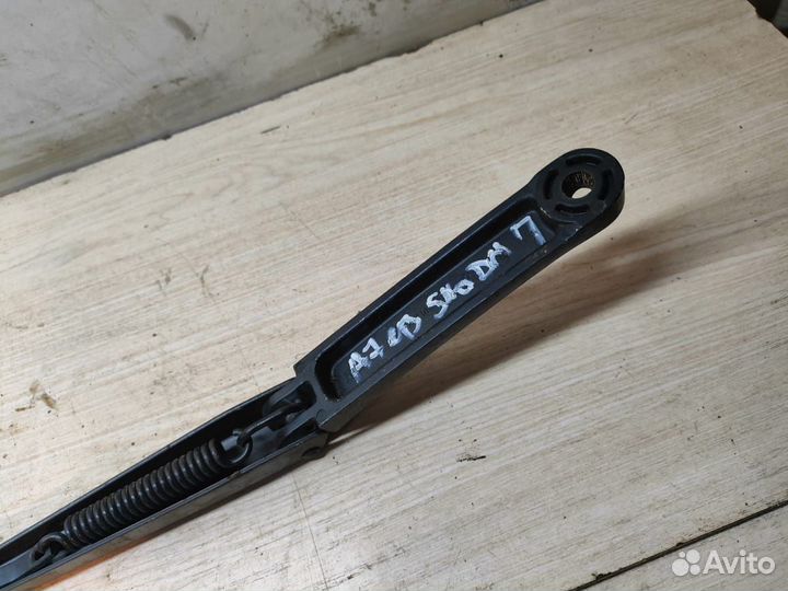 Поводок стеклоочистителя левый Skoda Octavia A7