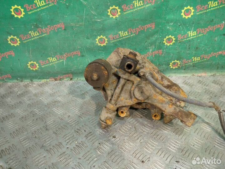 Кулак задний левый Kia Carens 2 хетчбек 2.0 2004