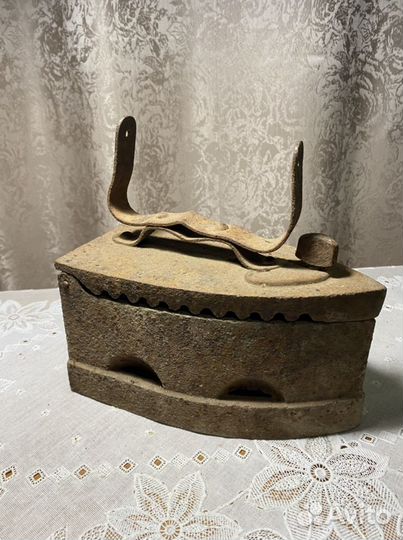Старинный утюг на углях