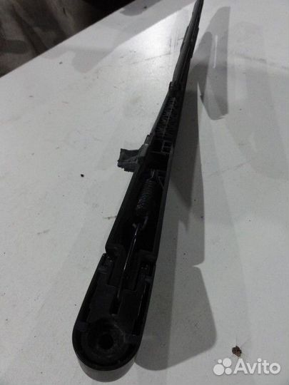 Поводок стеклоочистителя задний Infiniti Qx56 1