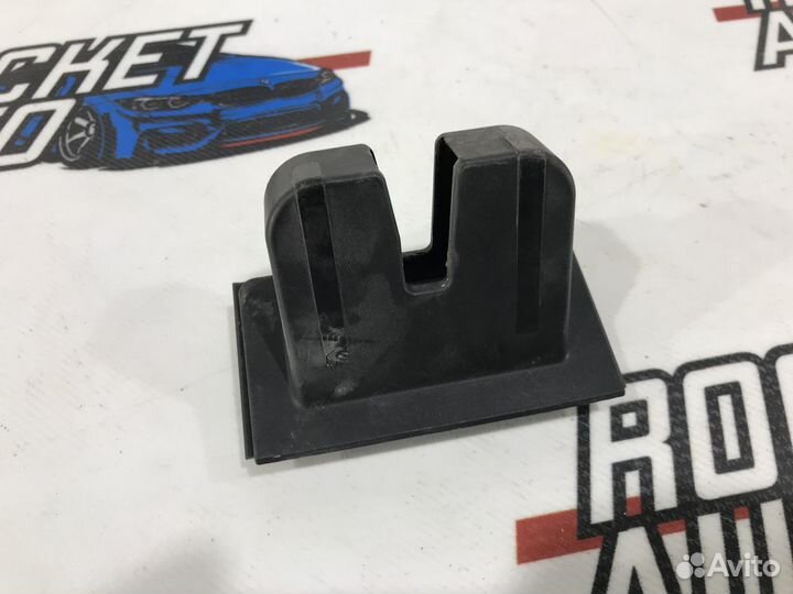 Кожух замка багажника Skoda Rapid 5JA827520