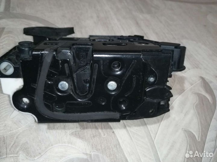Замок двери задней левой фольксваген поло хэтчбек