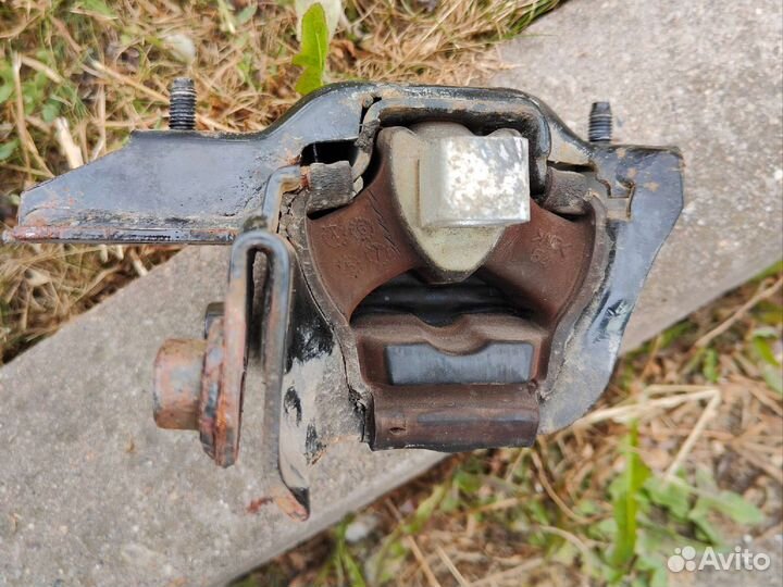 Опора двигателя Skoda Fabia 2