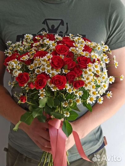 Кустовые розы и ромашки