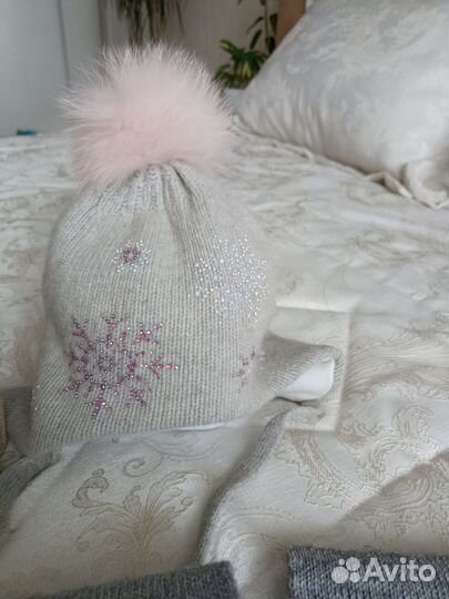 3 шапки, манишка, шарф, перчатки