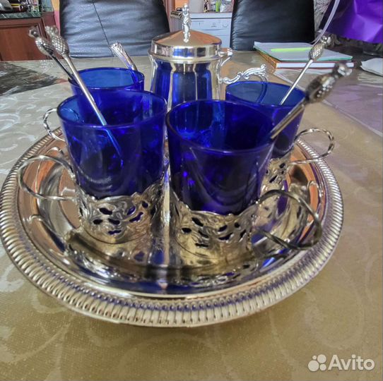 Поднос с чайником и стаканчиками