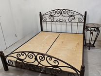 Металлическая кованая кровать и столик