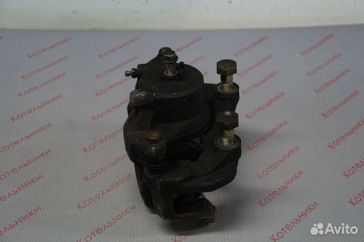 Nissan 41001-AU001 Суппорт тормозной правый