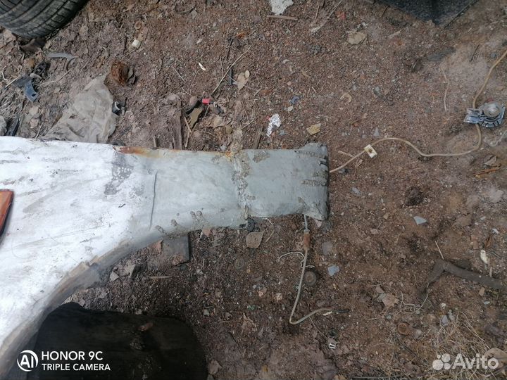 Крыло переднее левое mitsubishi carisma