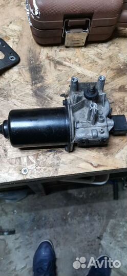 Моторчик стеклоочистителя mazda