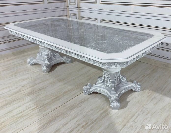 Стол и стулья