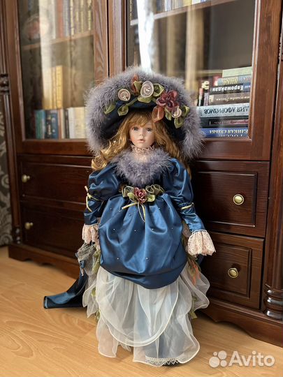 Кукла фарфоровая