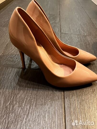 Бежевые туфли лодочки