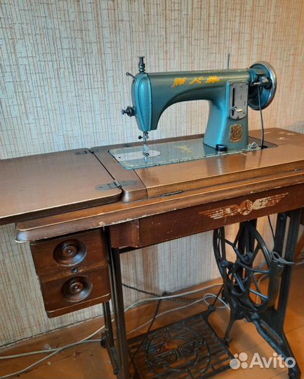 Швейная машина 