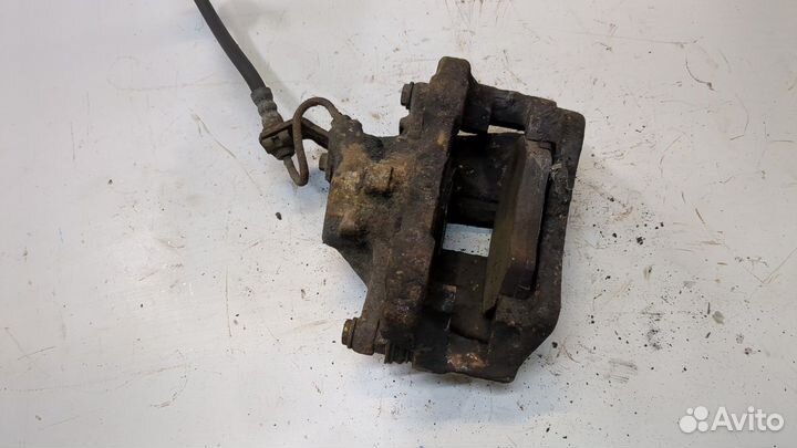 Суппорт правый передний Volkswagen Passat 4