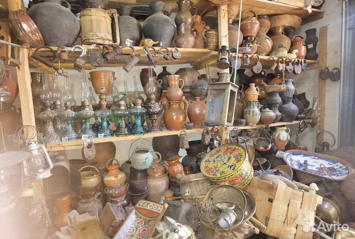 Старый сундук из массива дерева расписной кованый