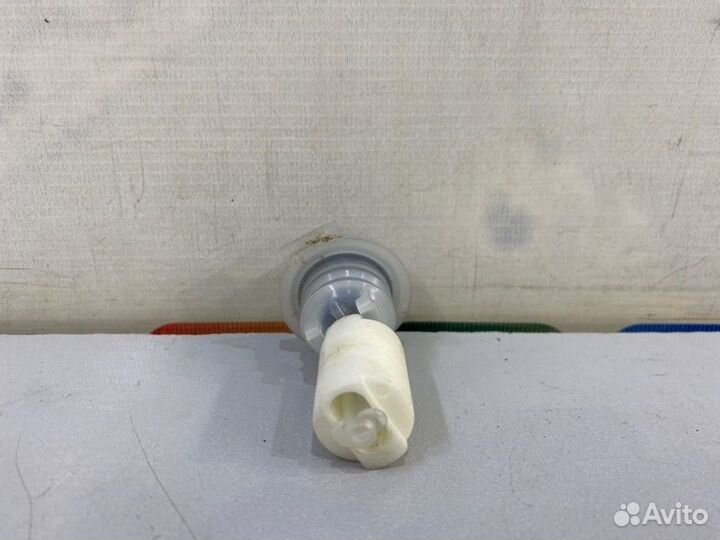 Датчик уровня жидкости бачка омывателя Toyota Land