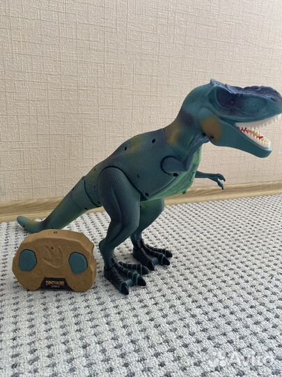 Динозавр двугающийся с пультом управлерия
