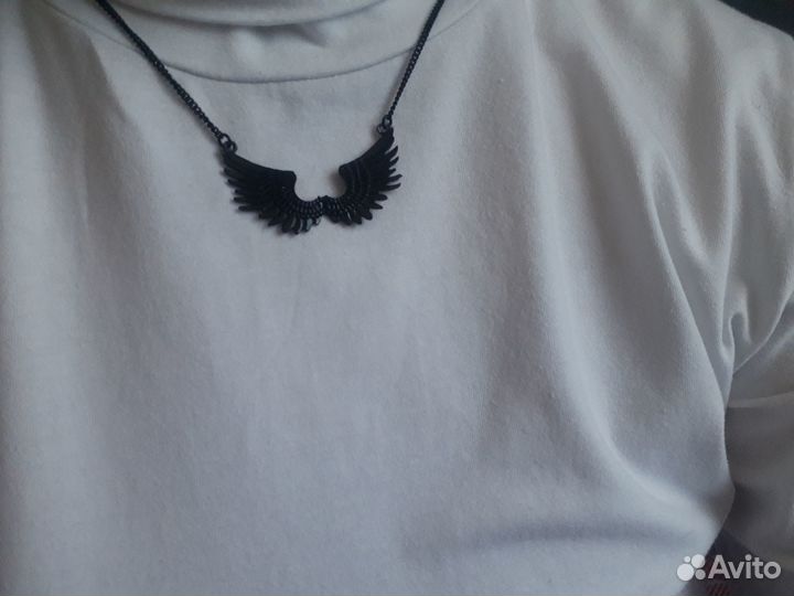 Крылья черные на шею