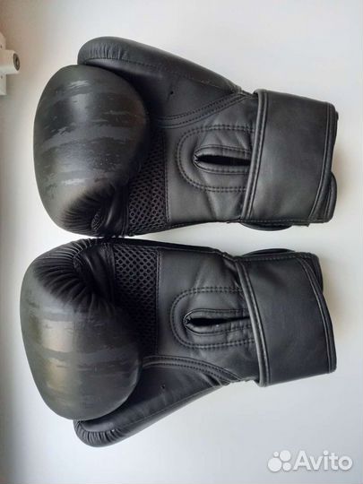 Боксерские перчатки.Шлем. Защита голени