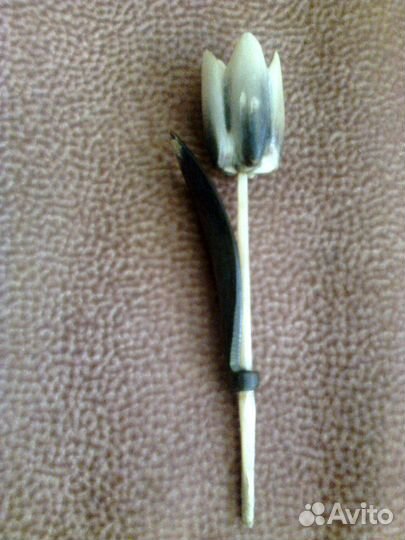 Цветок, вырезанный из кости