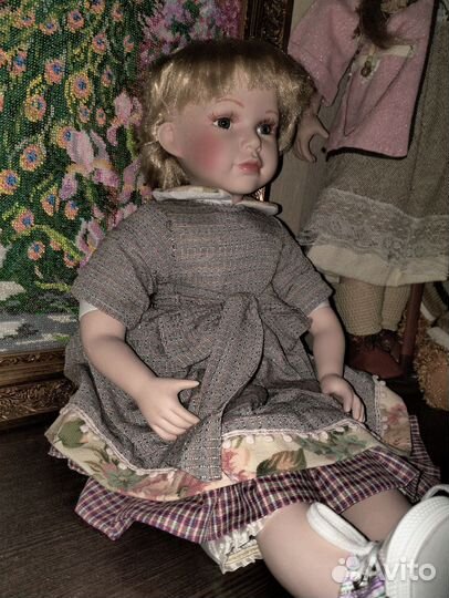 Кукла фарфоровая